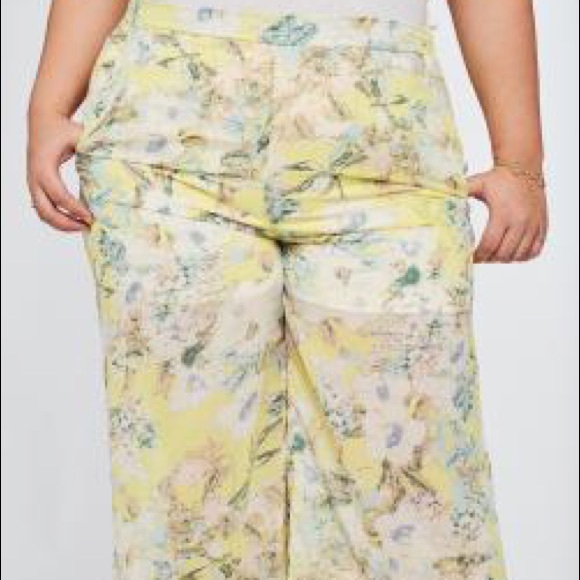 Plus Size Floral Print Ruffled Pants - Picture 4 of 5